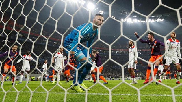 Fotbalisté Šachtaru Doněck sehrají poslední utkání v základní skupině Ligy mistrů proti Lyonu ve středu 12. prosince v Kyjevě. Fotbalisté Šachtaru Doněck sehrají poslední utkání v základní skupině Ligy mistrů proti Lyonu ve středu 12. prosince v Kyjevě.