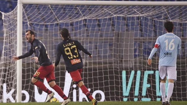 Střelec Goran Panděv (vlevo) slaví gól v utkání italské ligy na hřišti Lazia Řím. FC Janov vyhrál 2:1. Střelec Goran Panděv (vlevo) slaví gól v utkání italské ligy na hřišti Lazia Řím. FC Janov vyhrál 2:1.