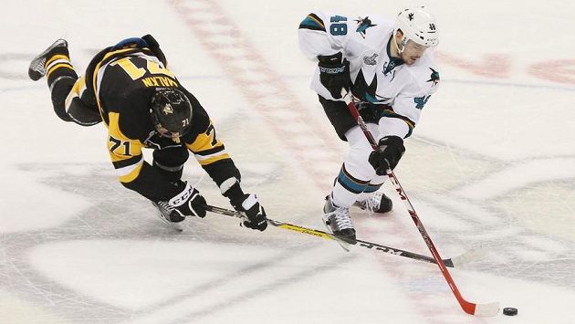 Tomáš Hertl vyváží kotouč před padajícím útočníkem Jevgenijem Malkinem z Pittsburghu. Objeví se český útočník San Jose v letošním finále play off NHl ješté na ledě? Tomáš Hertl vyváží kotouč před padajícím útočníkem Jevgenijem Malkinem z Pittsburghu. Objeví se český útočník San Jose v letošním finále play off NHl ješté na ledě?