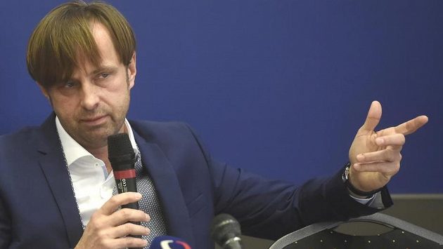 Majitel ostravského Baníku Václav Brabec na tiskové konferenci. Majitel ostravského Baníku Václav Brabec na tiskové konferenci.