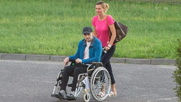 Bývalý plochodrážní šampion Tomasz Gollob na vozíku. Bývalý plochodrážní šampion Tomasz Gollob na vozíku.