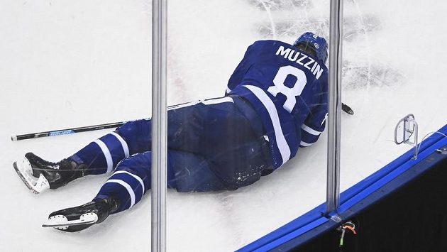 Jake Muzzin z Toronta zraněný v zápase s Columbusem. Jake Muzzin z Toronta zraněný v zápase s Columbusem.