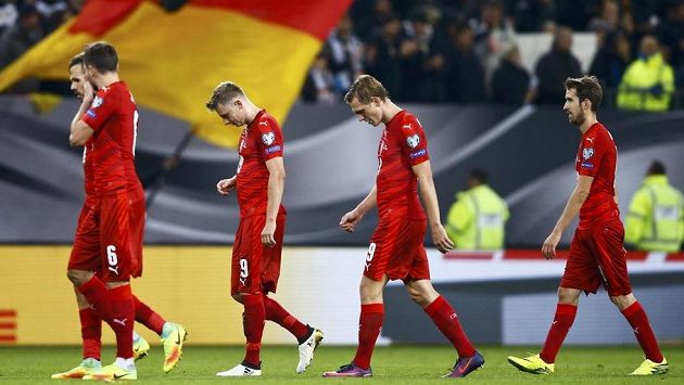 Čeští fotbalisté po utkání s Německem v Hamburku. Čeští fotbalisté po utkání s Německem v Hamburku.