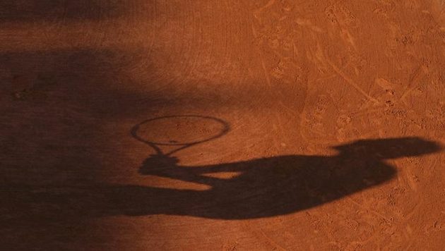 Se zapadajícím sluncem zbyl z Tomáše Berdycha na pařížském kurtu jen stín. Se zapadajícím sluncem zbyl z Tomáše Berdycha na pařížském kurtu jen stín.