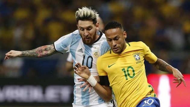 Argentinec Lionel Messi (vlevo) a Brazilec Neymar v utkání kvalifikace MS. Argentinec Lionel Messi (vlevo) a Brazilec Neymar v utkání kvalifikace MS.