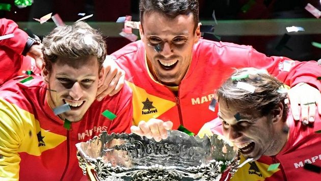 Zleva Pablo Carreno, Roberto Bautista a Rafael Nadal po zisku Davisova poháru Zleva Pablo Carreno, Roberto Bautista a Rafael Nadal po zisku Davisova poháru