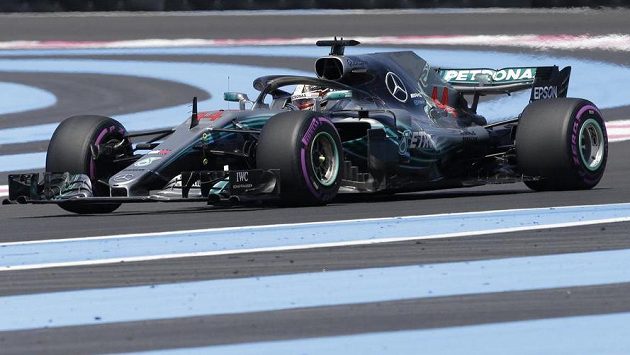 Lewis Hamilton při pátečním tréninku na Grand Prix Francie. Lewis Hamilton při pátečním tréninku na Grand Prix Francie.