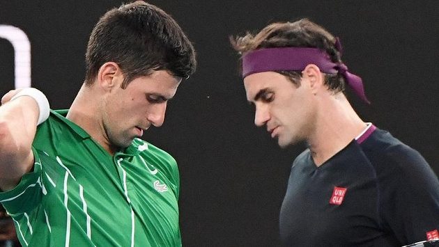 Roger Federer a Novak Djokovič během vzájemného zápasu na Australian Open Roger Federer a Novak Djokovič během vzájemného zápasu na Australian Open