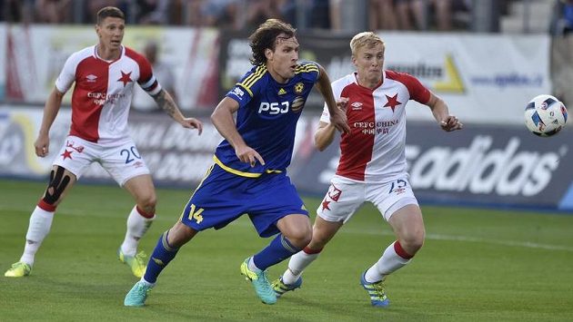 Michael Rabušic z Jihlavy (uprostřed) a Jiří Bílek (vlevo) s Michalem Frydrychem ze Slavie. Michael Rabušic z Jihlavy (uprostřed) a Jiří Bílek (vlevo) s Michalem Frydrychem ze Slavie.
