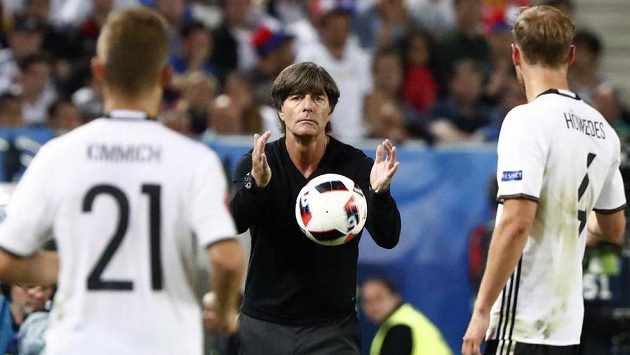Trenér Joachim Löw zůstává u Nationalelf. Trenér Joachim Löw zůstává u Nationalelf.