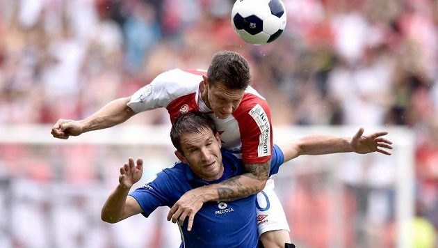 Útočník Slovanu Liberec Marek Bakoš (dole) v souboji s obráncem Slavie Jiřím Bílkem. Útočník Slovanu Liberec Marek Bakoš (dole) v souboji s obráncem Slavie Jiřím Bílkem.