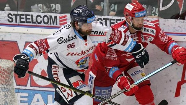 Zleva Jaroslav Mrázek z Vítkovic a Martin Růžička z Třince. Zleva Jaroslav Mrázek z Vítkovic a Martin Růžička z Třince.