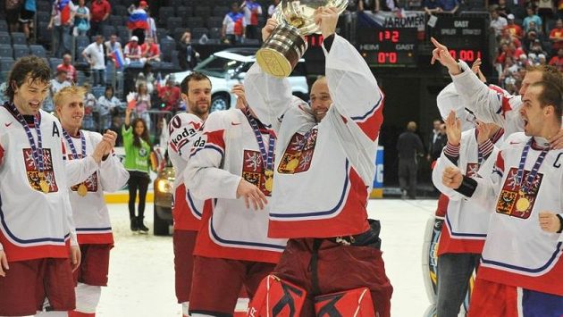 Tomáš Vokoun s trofejí pro mistry světa Tomáš Vokoun s trofejí pro mistry světa