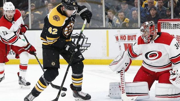 David Backes v další šanci před Petrem Mrázkem David Backes v další šanci před Petrem Mrázkem