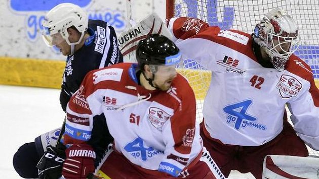 Zleva Conor Allen z Plzně, Jan Švrček z Olomouce a brankář Olomouce Branislav Konrád. Zleva Conor Allen z Plzně, Jan Švrček z Olomouce a brankář Olomouce Branislav Konrád.