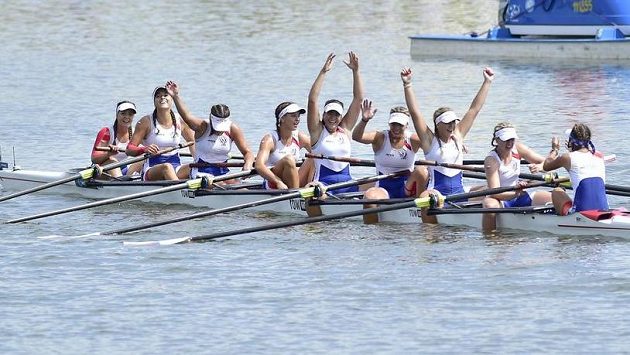 Zleva Barbora Mátlová, Emma Benýšková, Kateřina Pivková, Marie Štefková, Zuzana Štěpánková, Nikola Kropáčková, Barbora Kárová, Valentýna Kolářová a Lucie Nováková z ČR se radují z vítězství. Zleva Barbora Mátlová, Emma Benýšková, Kateřina Pivková, Marie Štefková, Zuzana Štěpánková, Nikola Kropáčková, Barbora Kárová, Valentýna Kolářová a Lucie Nováková z ČR se radují z vítězství.