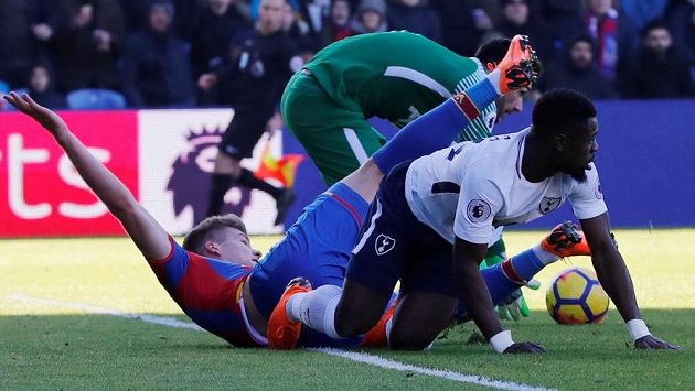 Serge Aurier z Tottenhamu v souboji s Alexanderem Sorlothem z Crystal Palace. Serge Aurier z Tottenhamu v souboji s Alexanderem Sorlothem z Crystal Palace.