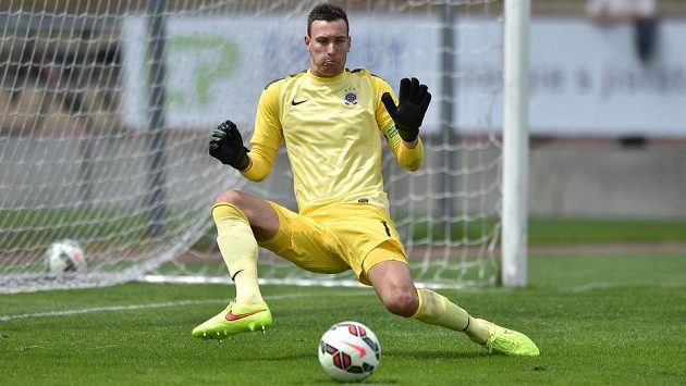 Brankář Sparty Marek Štěch zasahuje během přípravného utkání s Hradcem Králové. Brankář Sparty Marek Štěch zasahuje během přípravného utkání s Hradcem Králové.