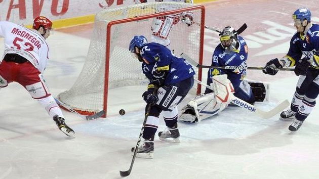 Bryan McGregor (vlevo) z Třince se snaží dostat puk do vítkovické branky, kterou hájí Roman Szturc, Roman Málek a Petr Punčochář. Bryan McGregor (vlevo) z Třince se snaží dostat puk do vítkovické branky, kterou hájí Roman Szturc, Roman Málek a Petr Punčochář.