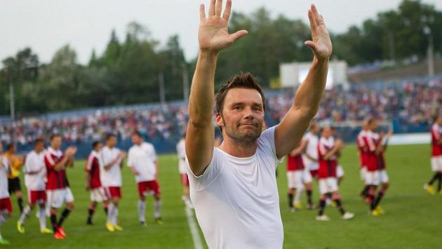 Marek Jankulovski mává vyprodaným Bazalům. Marek Jankulovski mává vyprodaným Bazalům.