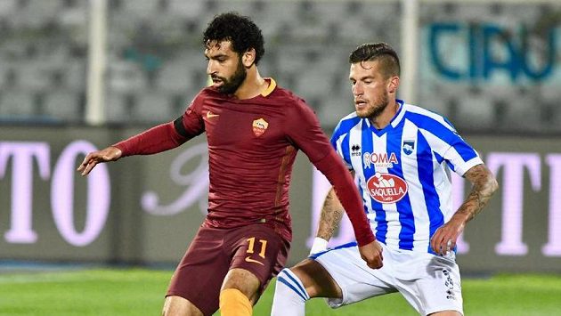 Andrea Coda (vpravo) z Pescary a Mohamed Salah z AS Řím. Andrea Coda (vpravo) z Pescary a Mohamed Salah z AS Řím.