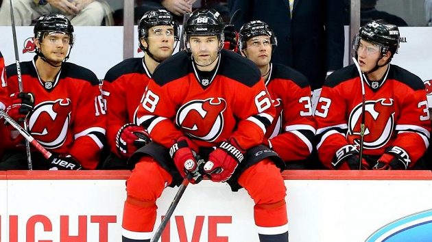 Zklamaný Jaromír Jágr na střídačce New Jersey Devils. Zklamaný Jaromír Jágr na střídačce New Jersey Devils.