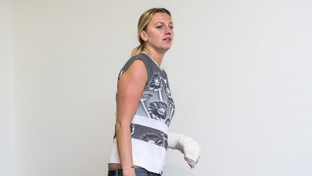 Ilustrační foto: Tenistka Petra Kvitová přichází na tiskovou konferenci v Praze. První setkání s veřejností po napadení a operaci. Ilustrační foto: Tenistka Petra Kvitová přichází na tiskovou konferenci v Praze. První setkání s veřejností po napadení a operaci.