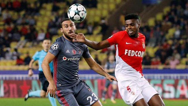 Cenk Tosun (vlevo) z Besiktase v souboji s Jemersonem z Monaka. Cenk Tosun (vlevo) z Besiktase v souboji s Jemersonem z Monaka.