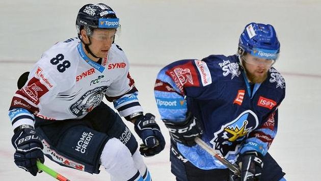 Liberecký útočník Michal Bulíř (vlevo) stíhá obránce Kladna Martina Kehara. Liberecký útočník Michal Bulíř (vlevo) stíhá obránce Kladna Martina Kehara.
