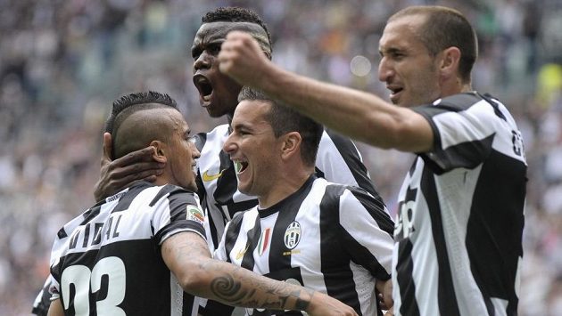 Arturo Vidal (vlevo) gólem z penalty rozpoutal oslavy Juventusu. Arturo Vidal (vlevo) gólem z penalty rozpoutal oslavy Juventusu.