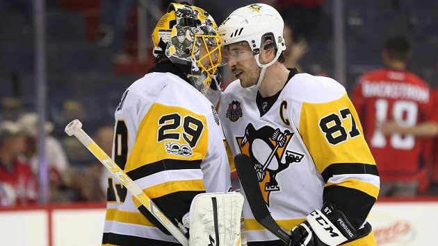 Kapitán Pittsburghu Sidney Crosby společně s brankářem týmu Marcem-Andrem Fleurym. Kapitán Pittsburghu Sidney Crosby společně s brankářem týmu Marcem-Andrem Fleurym.