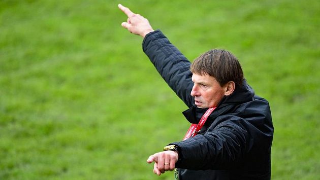Trenér Třince František Straka v akci. Trenér Třince František Straka v akci.
