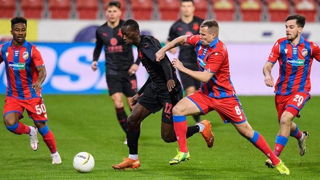 Plzeňský David Limberský se snaží zastavit slávistu Abdallaha Simu. Plzeňský David Limberský se snaží zastavit slávistu Abdallaha Simu.