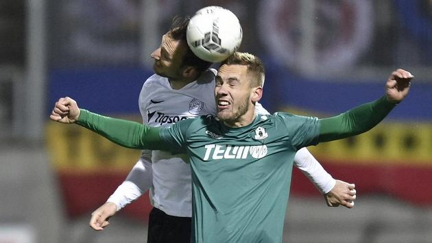 V hlavičkovém souboji Libor Kozák (vlevo) ze Sparty a Miloš Kratochvíl z Jablonce. V hlavičkovém souboji Libor Kozák (vlevo) ze Sparty a Miloš Kratochvíl z Jablonce.