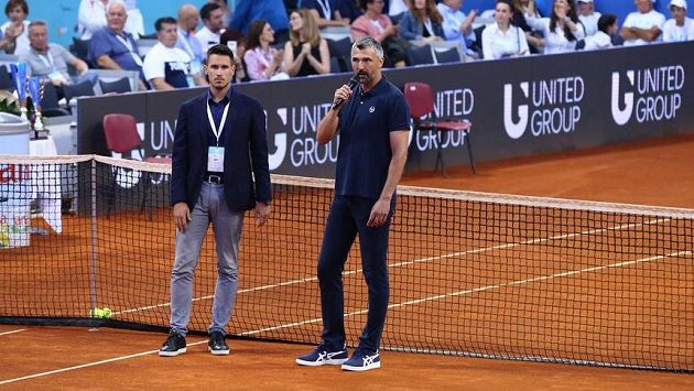 Goran Ivaniševič (vpravo) oznamuje v Zadaru ukončení turnaje ze série Adria Tour. Goran Ivaniševič (vpravo) oznamuje v Zadaru ukončení turnaje ze série Adria Tour.