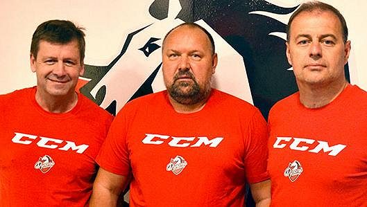Pardubické trenérské trio. Otakar Janecký (vlevo), hlavní kouč Ladislav Lubina a Radek Bělohlav. Pardubické trenérské trio. Otakar Janecký (vlevo), hlavní kouč Ladislav Lubina a Radek Bělohlav.