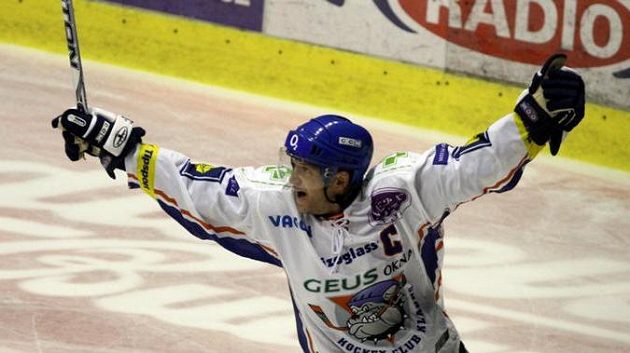 Kapitán hokejistů Kladna Pavel Patera slaví čtyřicátiny. Kapitán hokejistů Kladna Pavel Patera slaví čtyřicátiny.