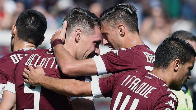Útočník Turína Andrea Belotti (druhý zleva) slaví se spoluhráči gól proti AS Řím v zápase 6. kola Serie A. Útočník Turína Andrea Belotti (druhý zleva) slaví se spoluhráči gól proti AS Řím v zápase 6. kola Serie A.