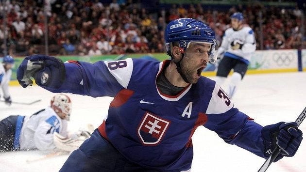 Pavol Demitra se na archivním snímku raduje poté, co na olympijském turnaji ve Vancouveru skóroval v utkání o bronz oproti Finsku. Pavol Demitra se na archivním snímku raduje poté, co na olympijském turnaji ve Vancouveru skóroval v utkání o bronz oproti Finsku.