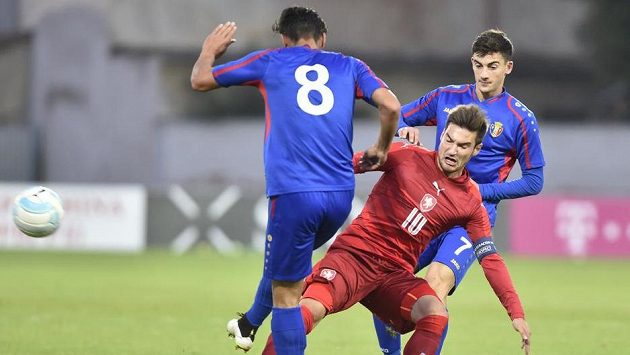 Kapitán české jednadvacítky Michal Trávník mezi Davidem Andronikem (vlevo) a Danem Tarasem z Moldavska. Kapitán české jednadvacítky Michal Trávník mezi Davidem Andronikem (vlevo) a Danem Tarasem z Moldavska.