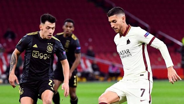 Lorenzo Pellegrini z AS Řím na snímku s Lisandrem Martínezem z Ajaxu. Lorenzo Pellegrini z AS Řím na snímku s Lisandrem Martínezem z Ajaxu.