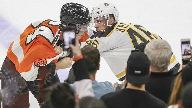 Český útočník Bostonu David Krejčí se stihl během přípravného duelu na nový ročník NHL i poprat s Nolanem Patrickem z Philadelphie Flyers. Český útočník Bostonu David Krejčí se stihl během přípravného duelu na nový ročník NHL i poprat s Nolanem Patrickem z Philadelphie Flyers.