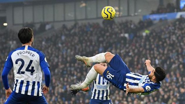 Íránský útočník Brightonu Alírezá Džahánbachš trefuje gól v utkání 21. kola Premier League proti Chelsea Íránský útočník Brightonu Alírezá Džahánbachš trefuje gól v utkání 21. kola Premier League proti Chelsea