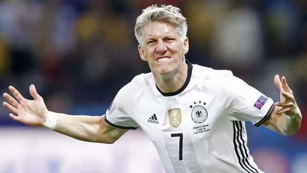 Bastian Schweinsteiger nedostane šanci přesvědčit trenéra Josého Mourinha, na Old Trafford dostal padáka. Bastian Schweinsteiger nedostane šanci přesvědčit trenéra Josého Mourinha, na Old Trafford dostal padáka.
