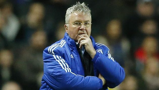 Guus Hiddink před lavičkou Chelsea. Guus Hiddink před lavičkou Chelsea.