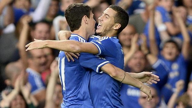 Eden Hazard (vpravo) a jeho spoluhráč Oscar slaví gól do sítě Aston Villy. Eden Hazard (vpravo) a jeho spoluhráč Oscar slaví gól do sítě Aston Villy.