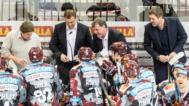 Hokejová Sparta po uplynulé sezóně mění realizační tým. Ten původní tvořili (zleva) František Výborný, asistent Martin Janeček, Radim Rulík a asistent Jaroslav Nedvěd. Hokejová Sparta po uplynulé sezóně mění realizační tým. Ten původní tvořili (zleva) František Výborný, asistent Martin Janeček, Radim Rulík a asistent Jaroslav Nedvěd.