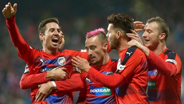 Plzeňští se radují z gólu Michala Ďuriše (druý zprava) na 2:0. Plzeňští se radují z gólu Michala Ďuriše (druý zprava) na 2:0.