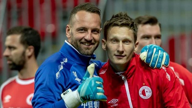 Brankář Přemysl Kovář vítá navrátilce Milana Škodu. Brankář Přemysl Kovář vítá navrátilce Milana Škodu.