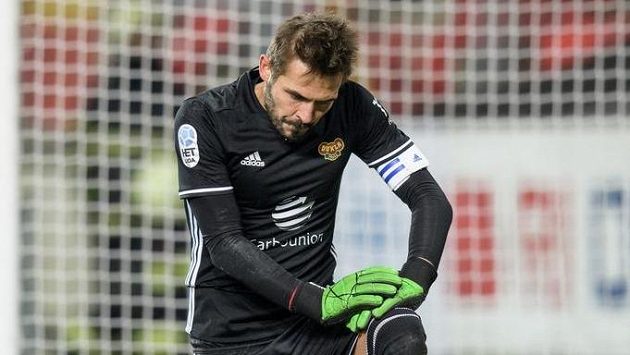Brankář Dukly Praha Filip Rada na kolenou během utkání se Slavií. Brankář Dukly Praha Filip Rada na kolenou během utkání se Slavií.